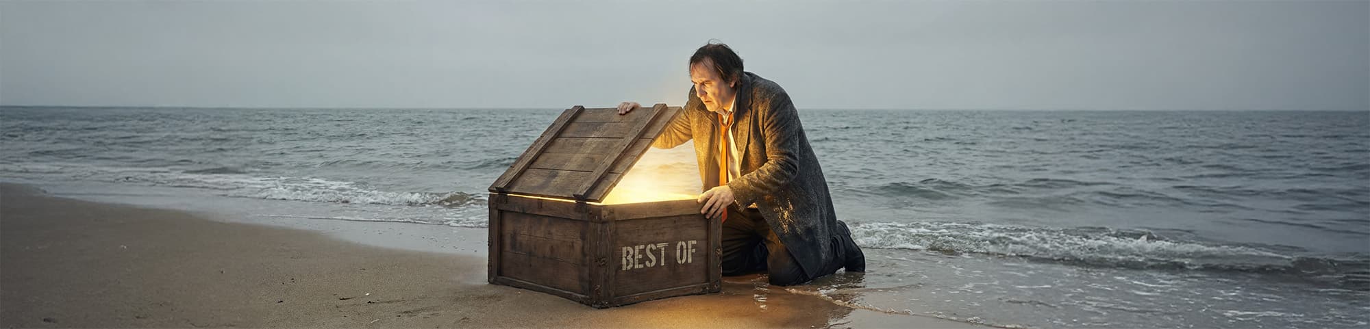 Stefan Waghubinger mit Schatzkiste